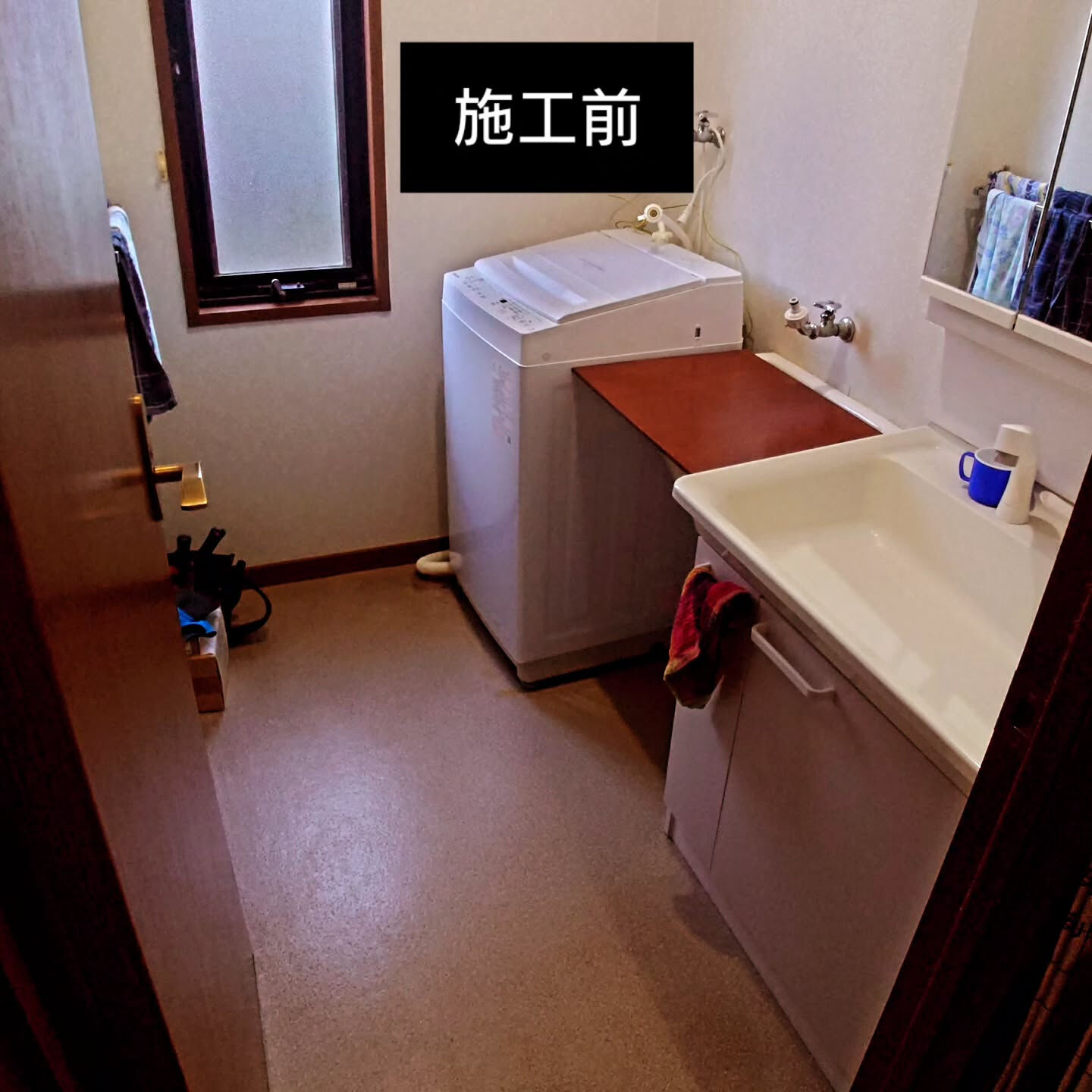 坂戸市の現場にて洗面室の床工事を行いました